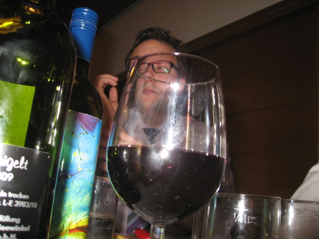 Nicht zu-tief-ins, sondern durchs Glas geschaut